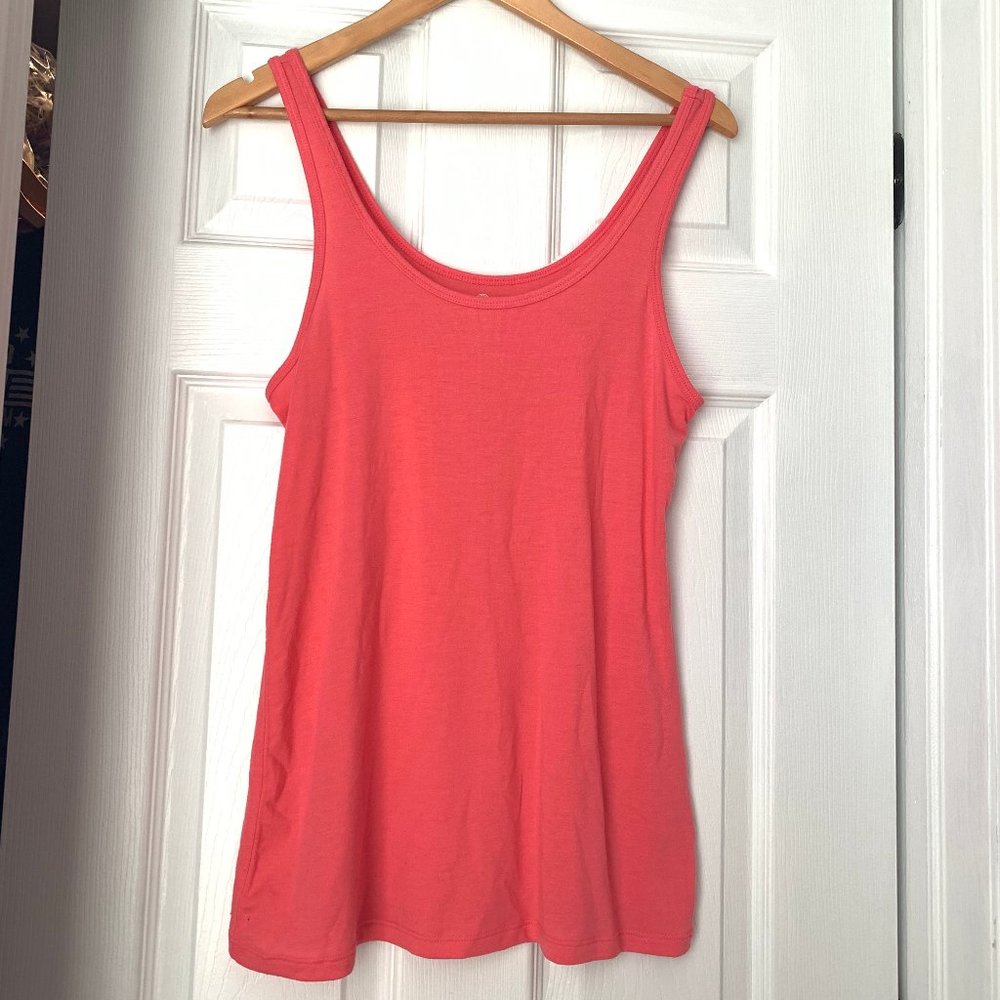 pink tank top